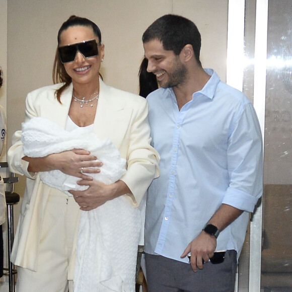 Sabrina Sato e Duda Nagle deixaram a maternidade na segunda-feira (04)