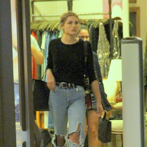 Sasha Meneghel aproveita férias no Rio de Janeiro em vai às compras em shopping carioca