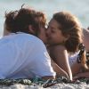 Sasha Meneghel é fotografada aos beijos com o namorado, Bruno Montaleone, em praia do Rio de Janeiro, em agosto de 2018