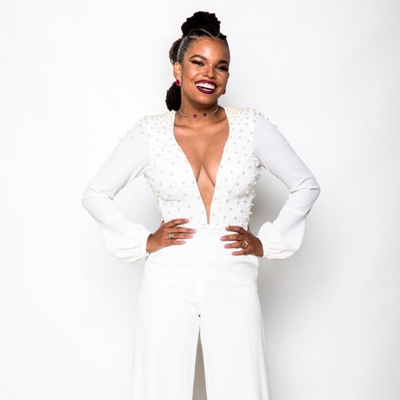 Jeniffer Nascimento desfilou um macacão branco decotado bordado com pérolas com calça pantalona no especial 'Roberto Carlos: Muito Romântico'