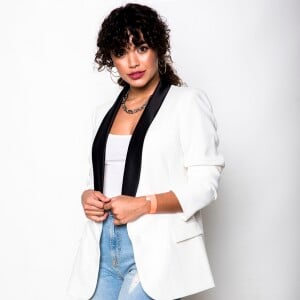 Giovana Cordeiro ousou na produção ao escolher um bermuda jeans para a gravção do especial 'Roberto Carlos: Muito Romântico'. Ela ornou a peça com a uma camiseta básica e um blazer de alfaiataria branco com gola preta