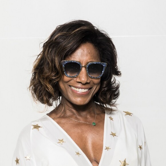 Gloria Maria foi outra famosa que optou pelo branco. Ela usou um vestido estampado com estrelas douradas e clutch na mesma cor para o especial 'Roberto Carlos: Muito Romântico'