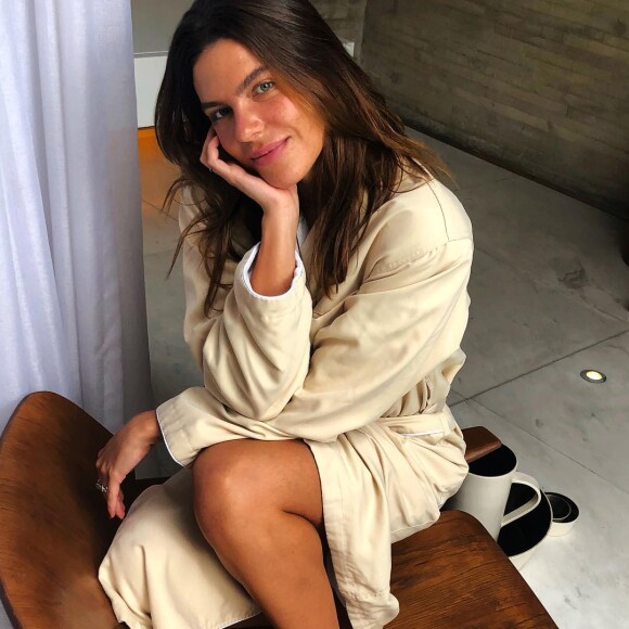 Mariana Goldfarb preza por looks confortáveis em viagens 