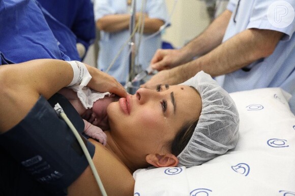 Sabrina Sato exibe foto do parto da filha e desabafa sobre cesária: 'Tinha medo'
