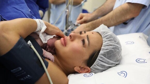Sabrina Sato exibe foto do parto da filha e desabafa sobre cesárea: 'Tinha medo'