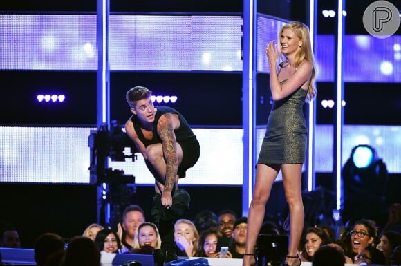 Acompanhado de Laura Stone, Justin Bieber tira a roupa no palco do Fashion Rocks