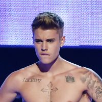 Justin Bieber faz striptease e fica só de cueca no Fashion Rocks