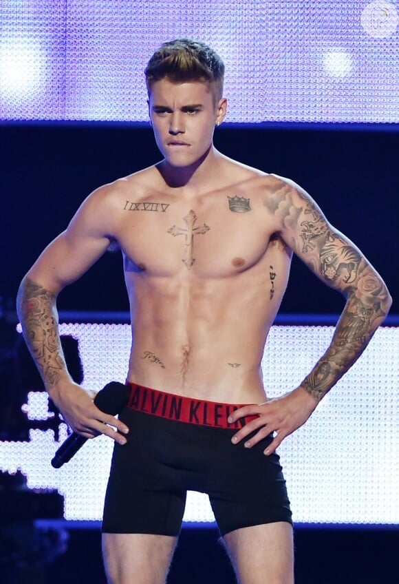 Justin Bieber faz streap-tease e fica só de cueca durante evento em Nova York, EUA, que aconteceu na noite desta terça-feira, 9 de setembro de 2014