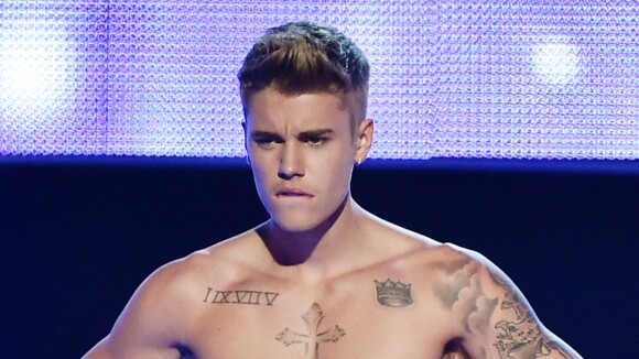 Justin Bieber faz striptease e fica só de cueca no Fashion Rocks