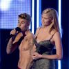 'Apenas tirando a roupa em rede nacional (risos)!', diz Justin Bieber em seu perfil no Instagram