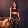 De top, Graciele Lacerda usou calça vazada com bordados e hot pants em show de Zezé Di Camargo nesta quinta-feira, 6 de dezembro de 2018