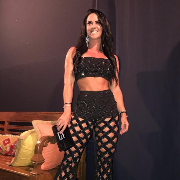 De top, Graciele Lacerda usou calça vazada com bordados e hot pants em show de Zezé Di Camargo nesta quinta-feira, 6 de dezembro de 2018