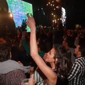Bruna Marquezine se esbaldou ao curtir a gravação do DVD de 25 anos da carreira de Ivete Sangalo