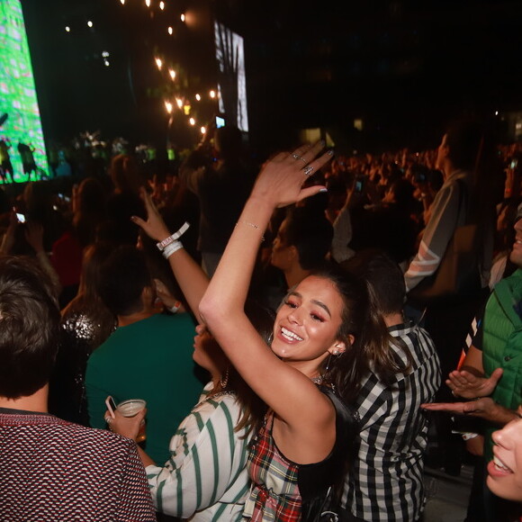 Bruna Marquezine se divertiu e tietou Ivete Sangalo em show no qual a cantora gravou seu DVD comemorativo de 25 anos de carreira