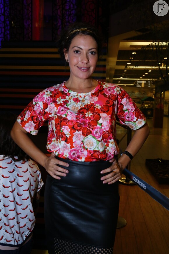 Com um look florido, Fabiula Nascimento esbanja simpatia em evento de moda no Rio