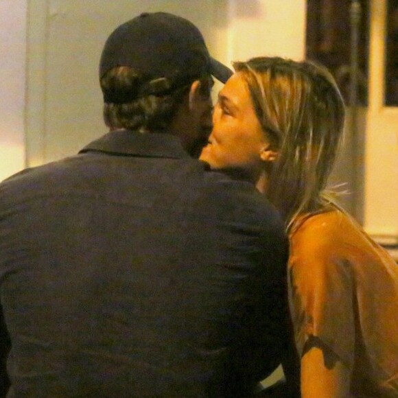 Romulo Neto e Pâmela Tomé foram fotografados em clima de romance neste domingo, 9 de dezembro de 2018, no Rio de Janeiro