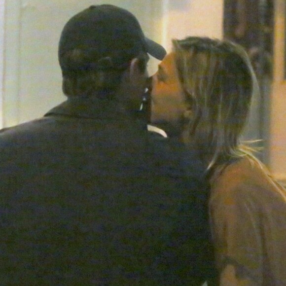 Romulo Neto e Pâmela Tomé trocaram carinhos na porta de um restaurante do Jardim Botânico, na zona sul do Rio