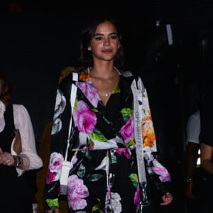 Bruna Marquezine usou macacão floral da Off-White, de  839 dólares (cerca de R$ 3,2 mil), para ir a show de Sandy