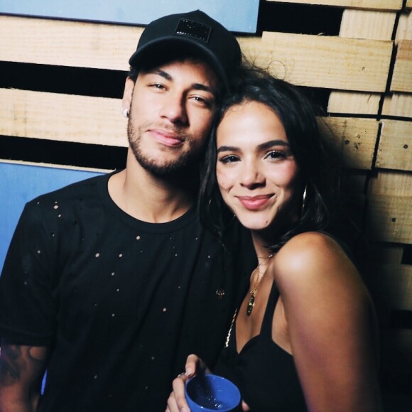 Bruna Marquezine é insultada por internauta e comparada a amigos de Neymar