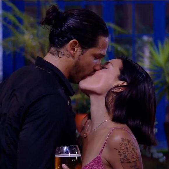 João Zoli viu Gabi Prado, de longe, através de uma atividade na TV e se encantou: 'Linda'