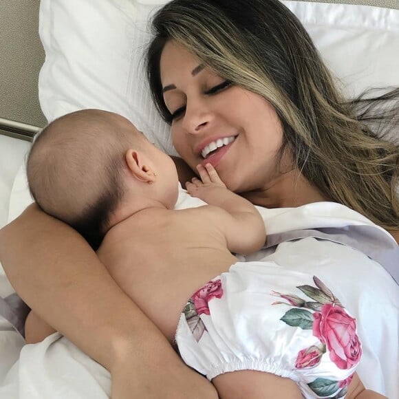 Mayra Cardi frisou que cuida sozinha de Sofia e se dedica integralmente à filha