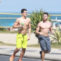 Enzo Celulari exibe abdômen sarado ao correr com amigo em praia do Rio