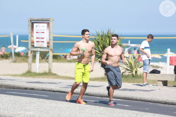 Enzo Celulari corre com amigo na orla da praia da Barra da Tijuca, na Zona Oeste do Rio de Janeiro, em 11 de setembro de 2014