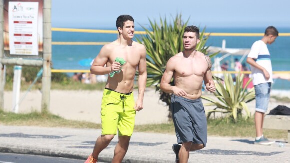 Enzo Celulari exibe abdômen sarado ao correr com amigo em praia do Rio