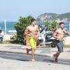 Enzo Celulari corre com amigo na orla da praia da Barra da Tijuca, na Zona Oeste do Rio de Janeiro, em 11 de setembro de 2014