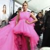 Jennifer Lopez não passou despercebida na première de seu novo filme, "Second Act": a celeb surgiu com um vestido rosa pink, com uma cauda enorme e mais curtinho na frente