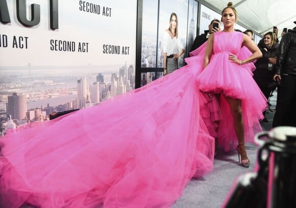 Jennifer Lopez não passou despercebida na première de seu novo filme, "Second Act": a celeb surgiu com um vestido rosa pink, com uma cauda enorme e mais curtinho na frente