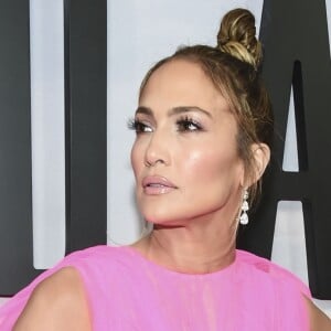 O tecido do vestido usado por Jennifer Lopez na première de seu novo filme, "Second Act" em Nova York deixou o modelito mais sofisticado
