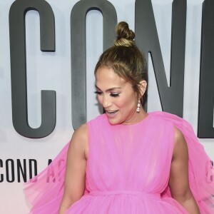 Mais curto na frente e com muitos babados, o vestido rosa de Jennifer Lopez é da grife Giambattista Valli