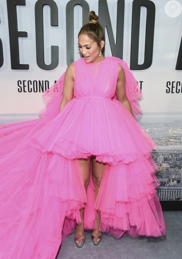 Mais curto na frente e com muitos babados, o vestido rosa de Jennifer Lopez é da grife Giambattista Valli