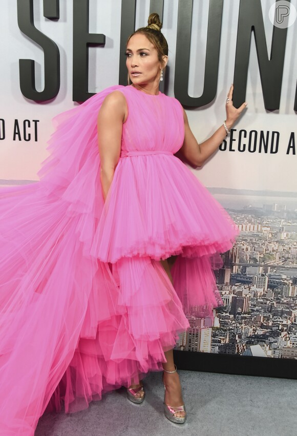 O vestido rosa com babados e causa gigante de Jennifer Lopez é da grife Giambattista Valli