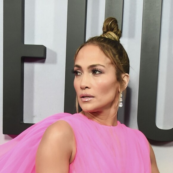 O vestido rosa com babados e causa gigante de Jennifer Lopez é da grife Giambattista Valli