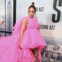 O look de Jennifer Lopez em première prova que rosa e babados são a trend da vez