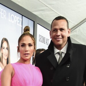 O vestido rosa de Jennifer Lopez é mais curto na frente e tem uma causa enorme que partia da altura dos ombros