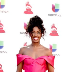 Iza também apostou em um vestido rosa pink: a ocasião foi o Grammy Latino 2018, em Las Vegas