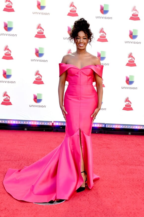 Iza também apostou em um vestido rosa pink: a ocasião foi o Grammy Latino 2018, em Las Vegas
