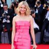 No tapete vermelho do festival de Veneza, o vestido rosa pink foi escolha da atriz Naomi Watts