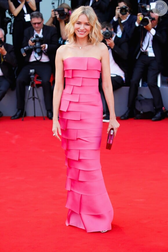 No tapete vermelho do festival de Veneza, o vestido rosa pink foi escolha da atriz Naomi Watts