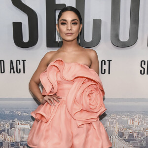 Vanessa Hudgens já entrou na tendência do Living Coral! A atriz apostou em um vestido curto tomara que caia para a première de "Second Act", em Nova York, no dia 14 de dezembro de 2018