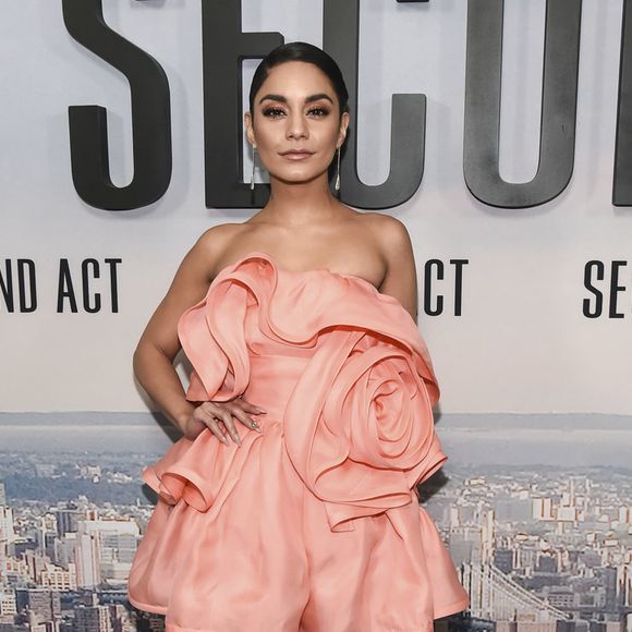 Vanessa Hudgens já entrou na tendência do Living Coral! A atriz apostou em um vestido curto tomara que caia para a première de "Second Act", em Nova York, no dia 14 de dezembro de 2018