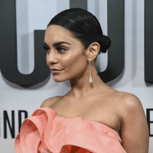 Livingo Coral total! O vestido de Vanessa Hudgens tem o tom exato escolhido pela Pantone como a cor de 2019