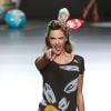 Alessandra Ambrósio rouba a cena durante o Mercedes Benz Fashion Week. A modelo brasileiro esbanjou simpatia e exibiu sua boa forma
