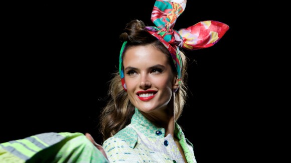Alessandra Ambrósio brilha e esbanja boa forma em desfile de moda. Veja fotos!