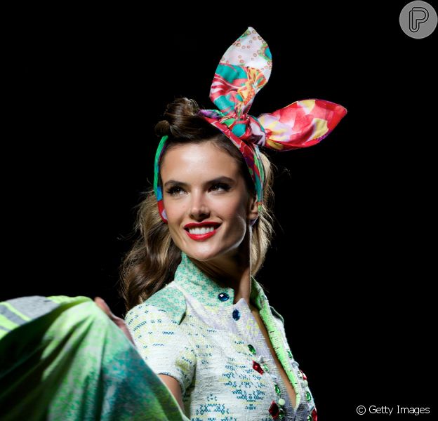 Alessandra Ambrósio rouba a cena durante o Mercedes Benz Fashion Week, nesta quinta-feira, 11 de setembro de 2014