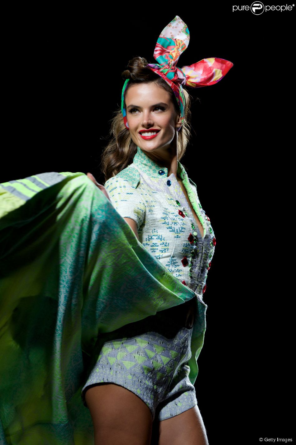 Alessandra Ambrósio rouba a cena durante o Mercedes Benz Fashion Week, nesta quinta-feira, 11 de setembro de 2014