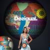 Alessandra Ambrósio rouba a cena durante o Mercedes Benz Fashion Week. A modelo brasileiro esbanjou simpatia e exibiu sua boa forma